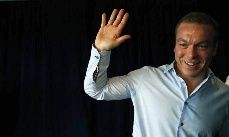 © Reuters. Olympic cyclist Chris Hoy waves after a news conference at which he announced his retirement from the sport, at Murrayfield stadium in Edinburgh