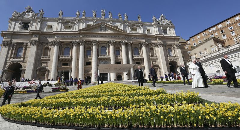 © Reuters. Vaticano investiga si se usó dinero de un hospital para renovar la vivienda de un cardenal 