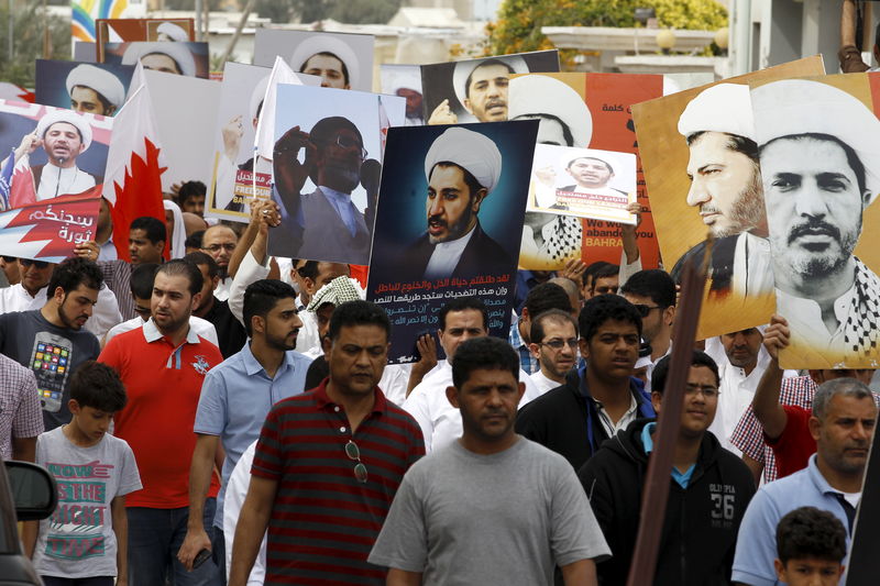 © Reuters. البحرين تعاقب معارضين بسحب الجنسية منهم