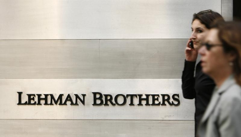 © Reuters. Pedestrians walk past a Lehman Brothers sign in New York