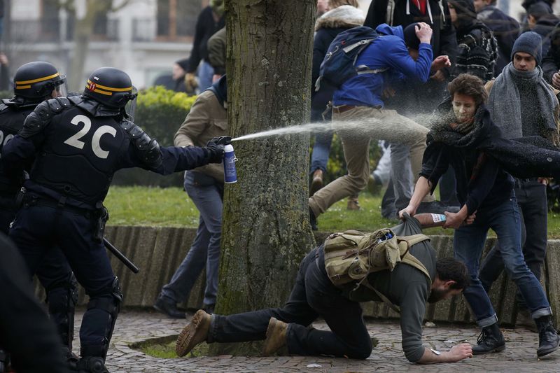 © Reuters.  French gendarmes use tear gas during clashes with youths during a demonstration by employees, high school and university students against the French labour law proposal in Lille