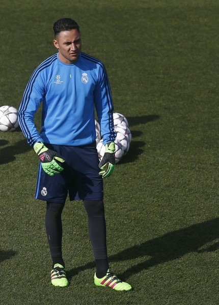 © Reuters. Real Madrid necesita temple y no hacer "locuras" en el derbi contra Barcelona, dice Navas