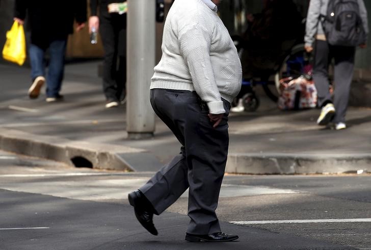 © Reuters. Homem atravessa rua em Sydney, na Austrália