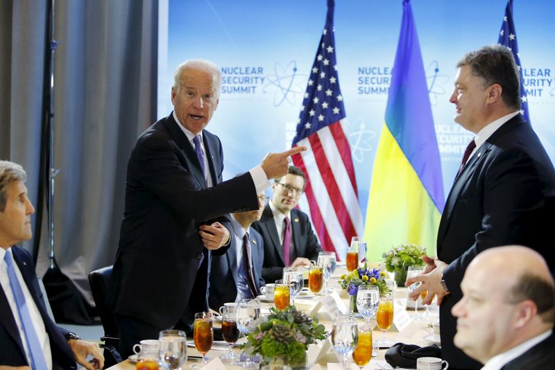 © Reuters. Biden jokes that Poroshenko is buying lunch, before sitting down to their bilateral meeting at the Nuclear Security Summit in Washington