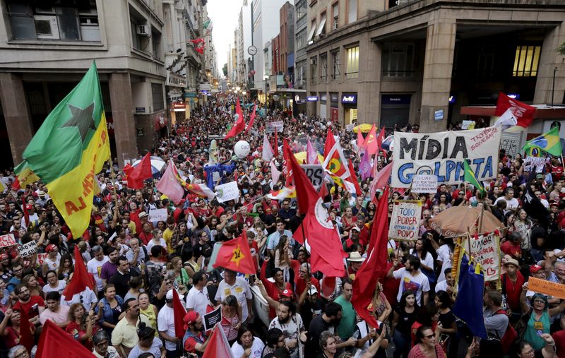 © Reuters. Manifestantes protestam contra o impeachment da presidente Dilma em Porto Alegre