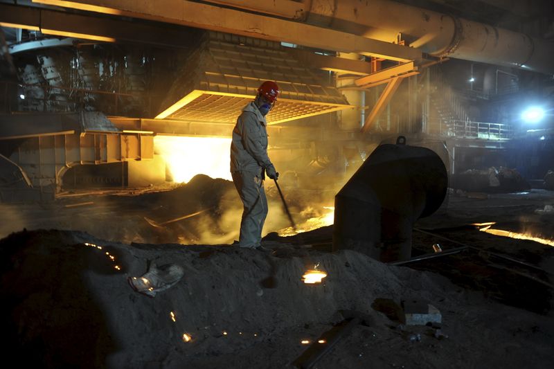 © Reuters. An employee works inside a steel factory in Kashgar, Xinjiang Uighur Autonomous Region, China