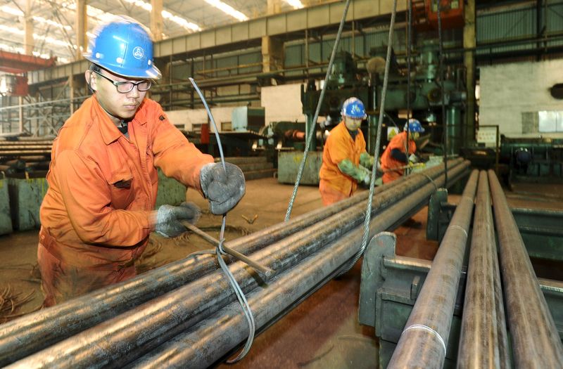 © Reuters. Employees work at a factory of Dongbei Special Steel Group in Dalian