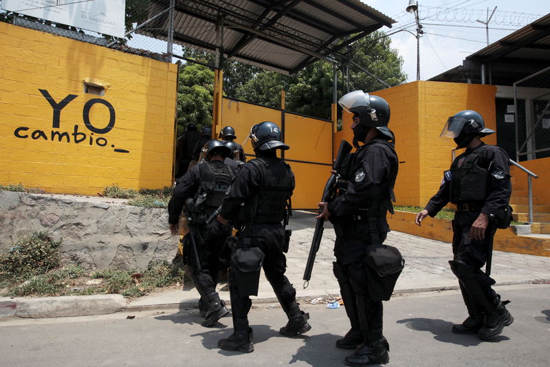 © Reuters. Salvadoran policemen walks in at the Quezaltepeque jail in Quezaltepeque