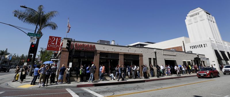 © Reuters. People wait in line near a Tesla Motors store to place deposits on the electric car company's mid-priced Model 3 which is expected to cost around $35,000 in Pasadena