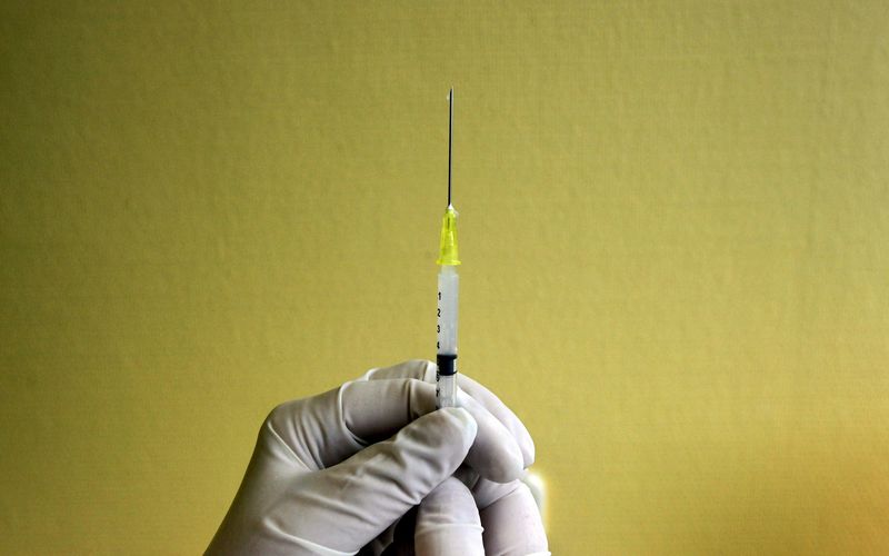 © Reuters. File photo of a nurse preparing an H1N1 flu vaccine shot at a hospital in Budapest