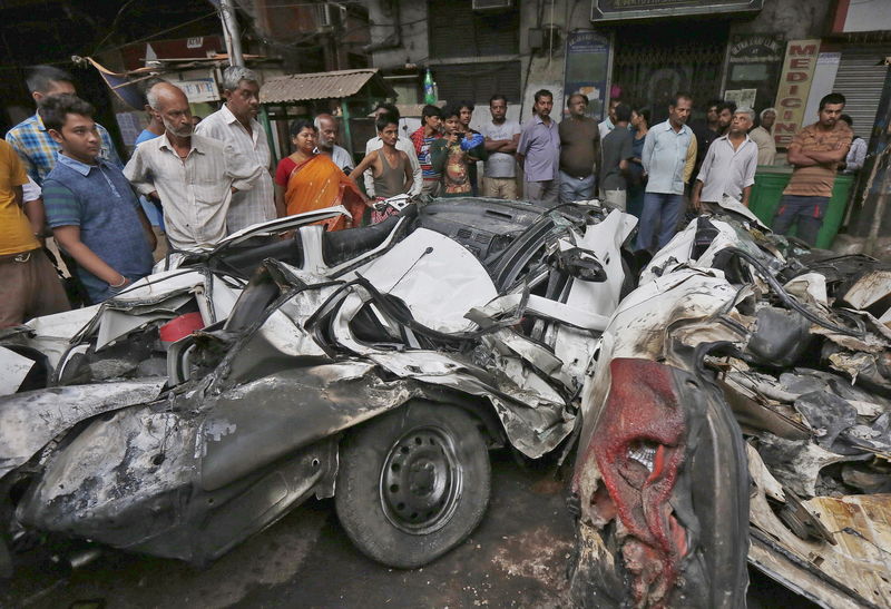 © Reuters. People look at wreckage caused when an under-construction flyover collapsed in Kolkata