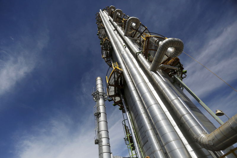 © Reuters. Трубы нефтеперерабатывающего завода мексиканской государственной нефтяной компании Salamanca