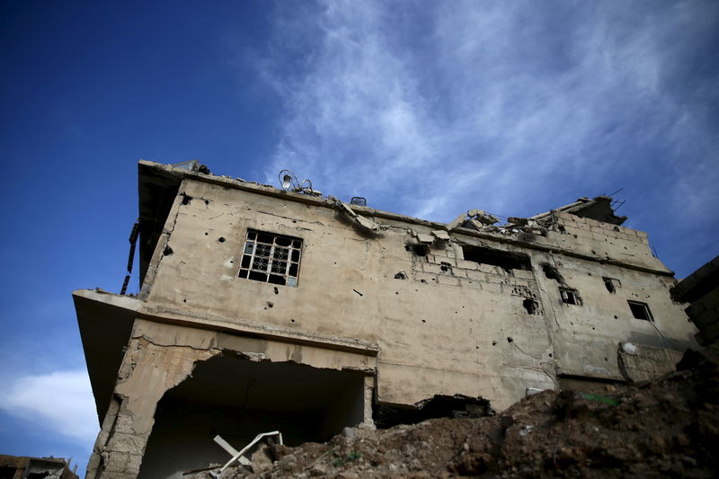 © Reuters. المرصد السوري: ارتفاع عدد قتلى غارات على شرقي دمشق إلى 33 قتيلا