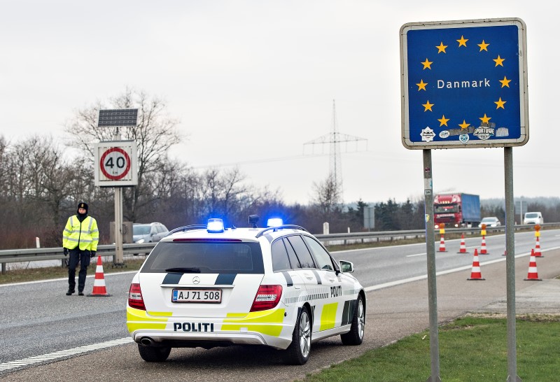 © Reuters. Dinamarca extiende un mes más los controles en la frontera con Alemania 