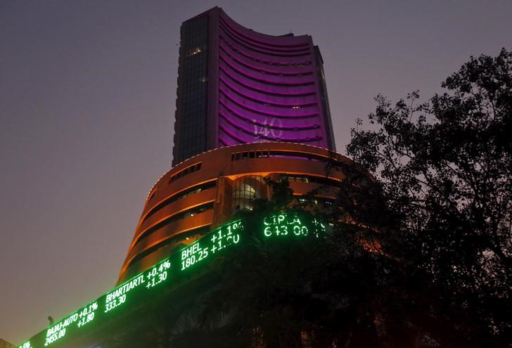 © Reuters. BSE building is illuminated during a special "muhurat" trading session for Diwali in Mumbai