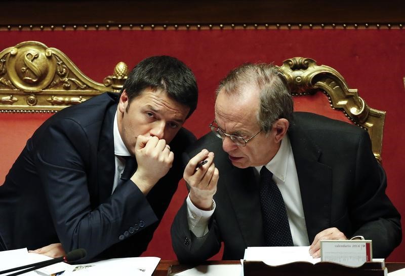 © Reuters. Italy's PM Renzi talks with Finance Minister Padoan during a confidence vote at the Senate in Rome