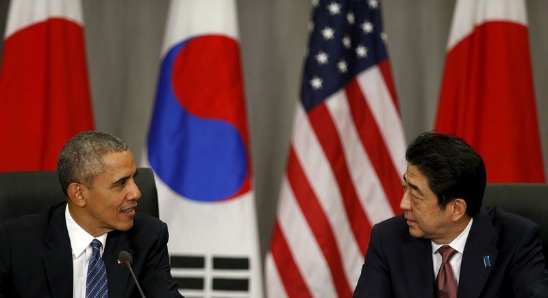 © Reuters. Presidente dos EUA, Barack Obama, e premiê japonês, Shinzo Abe, durante encontro em Washington