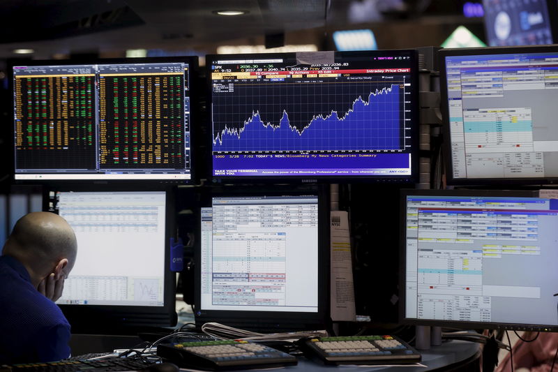 © Reuters. Traders work on the floor of the NYSE 