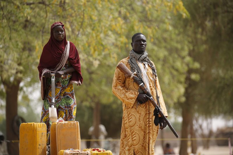 © Reuters. تحقيق-بوكو حرام تداوي ضعفها بإرسال انتحاريات إلى الكاميرون