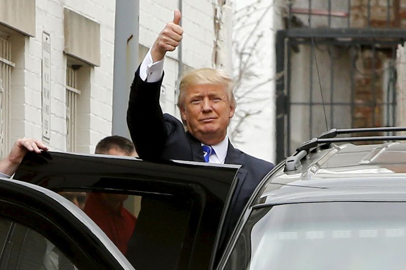 © Reuters. Trump acena ao entrar no carro em frente ao Comitê Nacional Republicano em Washington