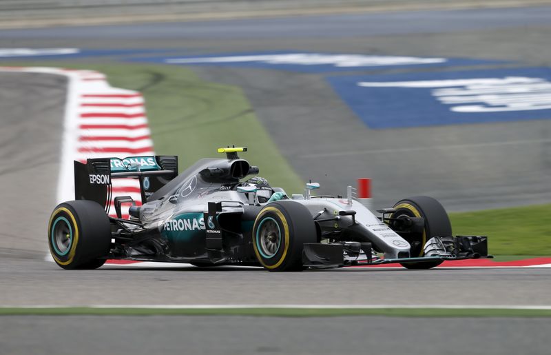 © Reuters. Rosberg marca el ritmo en los entrenamientos libres para Gran Premio de Bahréin
