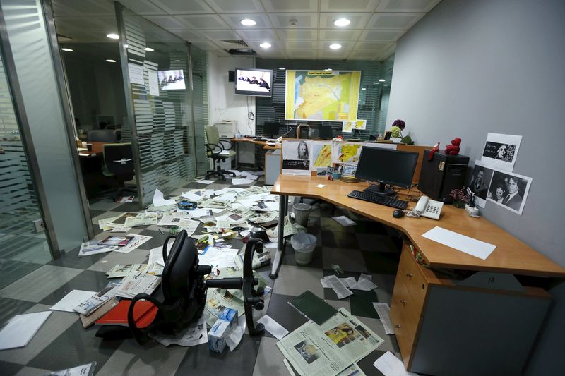 © Reuters. تعرض مكتب صحيفة الشرق الأوسط في بيروت لهجوم بعد نشر كاريكاتير