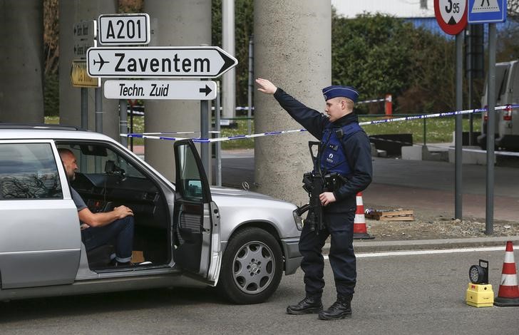 © Reuters. Policial belga controla acesso a aeroporto em Bruxelas 