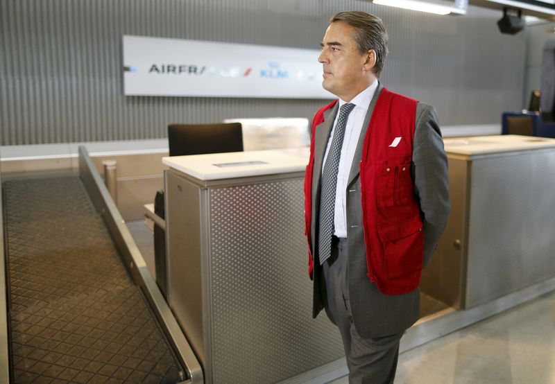 © Reuters. File photo of Chairman and CEO of Air France-KLM Alexandre de Juniac visiting Air France check-in counters at the Charles de Gaulle International Airport in Roissy on the third day of an Air France one-week strike