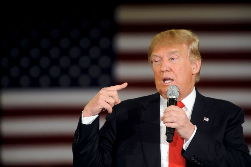 © Reuters. Republican U.S. presidential candidate Trump speaks at a town hall event in Appleton