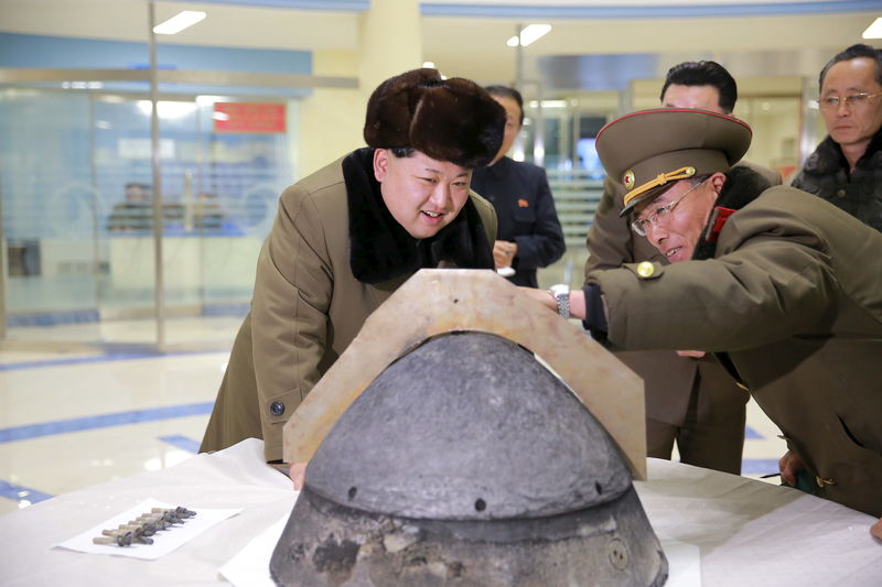 © Reuters. North Korean leader Kim Jong Un looks at a rocket warhead tip after a simulated test of atmospheric re-entry of a ballistic missile