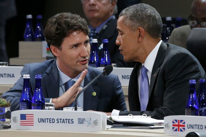 © Reuters. Trudeau speaks with Obama after the start of the second and final plenary session of the Nuclear Security Summit in Washington