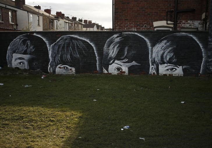 © Reuters. A mural of the Beatles is seen painted on the end of a row of terraced houses in Liverpool, northern England