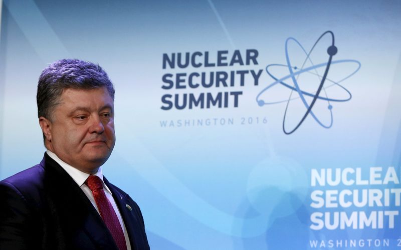 © Reuters. Ukraine President Poroshenko gives a briefing at Nuclear Security Summit in Washington