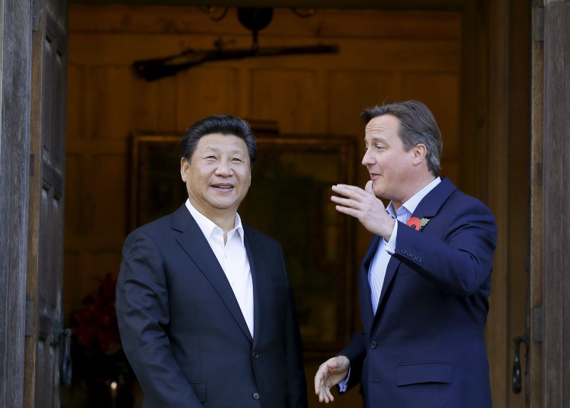 © Reuters. File photograph shows Britain's Prime Minister David Cameron welcoming Chinese President Xi Jinping to his official residence at Chequers
