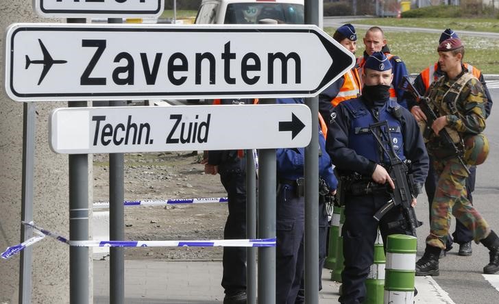 © Reuters. Belgian police officers and soldiers control the access to Belgian international airport of Zaventem airport more than a week after the attacks in Brussels metro and the airport, in Zaventem