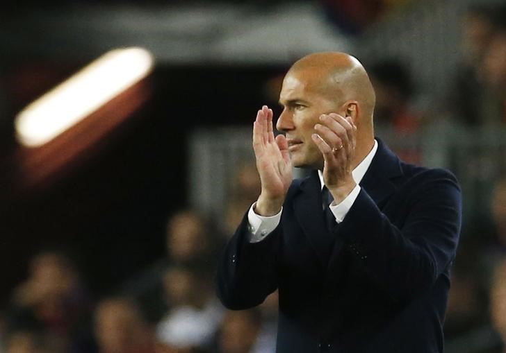 © Reuters. Foto del sábado de Zinedine Zidane durante la victoria de su equipo como visitante frente a Barcelona