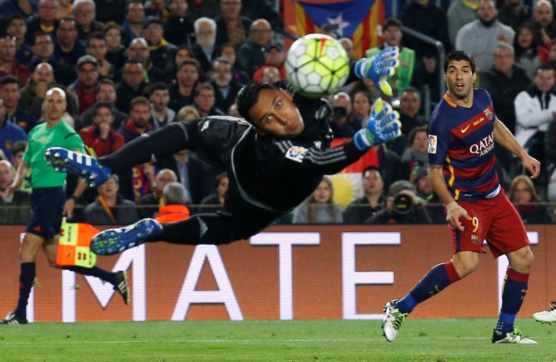 © Reuters. Foto del sábado del delantero de Barcelona Luis Suárez rematando frente a Keylor Navas