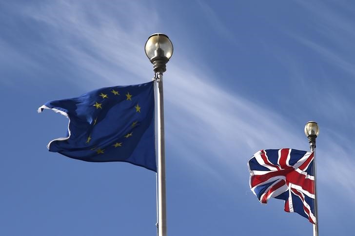 © Reuters. A British Union flag and an European Union flag are seen flying above offices in London, Britain