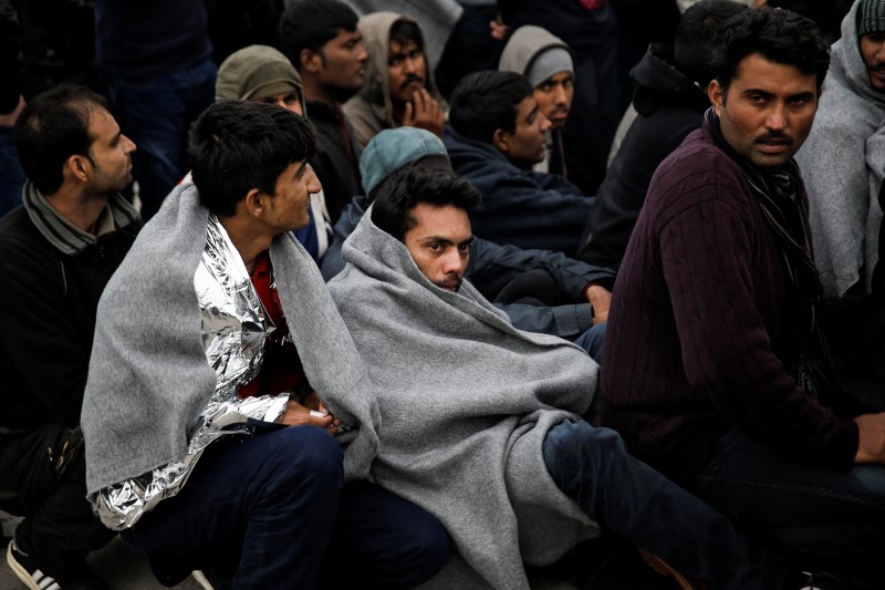 © Reuters. الغموض سيد الموقف قبل يوم من إعادة المهاجرين من اليونان إلى تركيا
