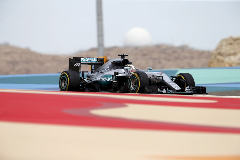 © Reuters. El piloto de Fórmula Uno Lewis Hamilton durante la primera práctica del Gran Premio de Bahréin