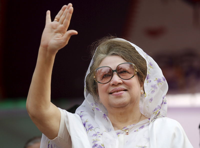 © Reuters. File picture of Khaleda Zia waving to activists as she arrives for a rally in Dhaka