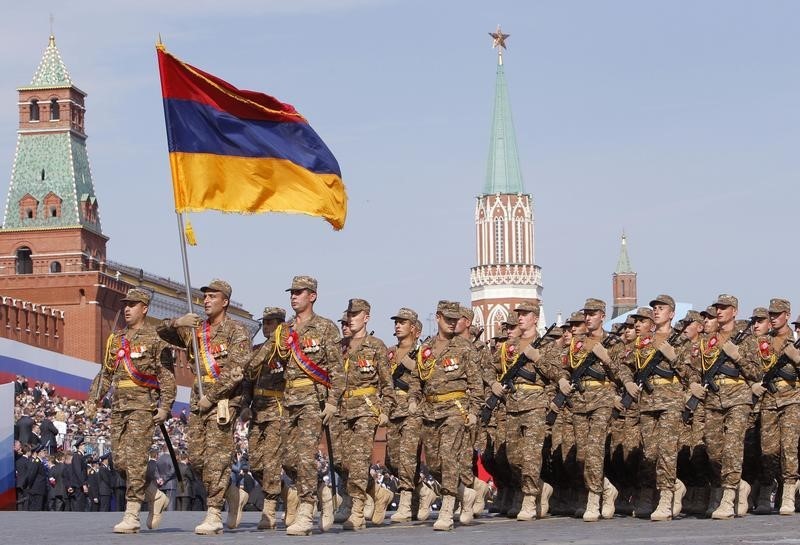 © Reuters. Tropas respaldadas por Armenia luchan contra Azerbaiyán por una región en disputa