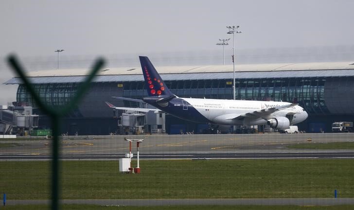 © Reuters. إعادة فتح مطار بروكسل بعدد قليل من المسافرين