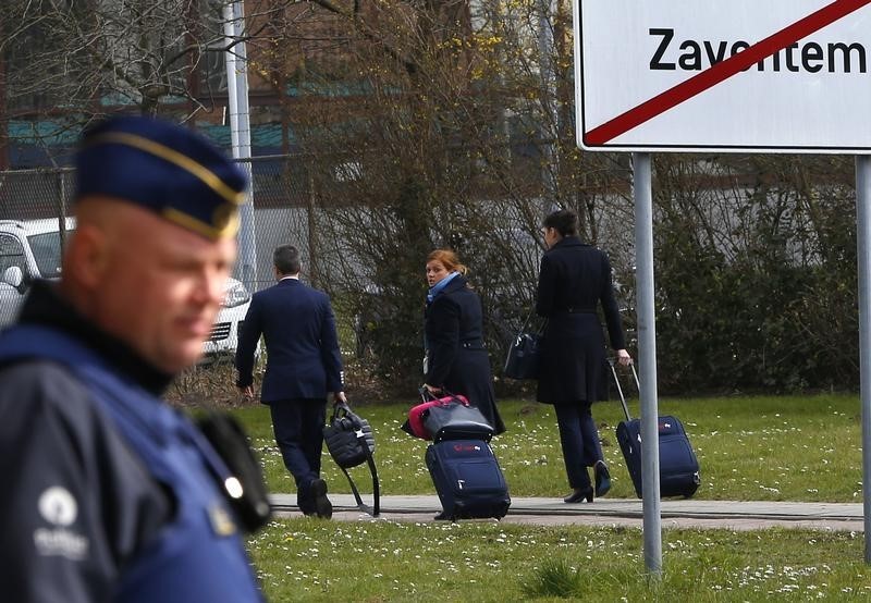 © Reuters. A Belgian police officer controls the access to Belgian international airport of Zaventem airport more than a week after the attacks in Brussels metro and the airport, in Zaventem