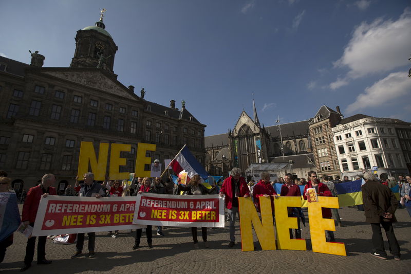 © Reuters. Demonstrators call for people to vote no in the EU referendum during a protest at Dam Square in Amsterdam