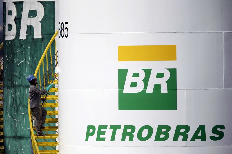 © Reuters. File photo of a worker painting a tank of Brazil's state-run Petrobras oil company in Brasilia