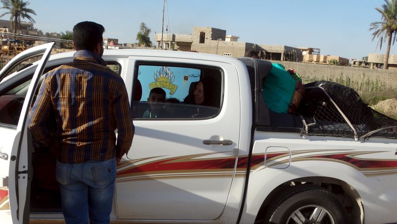 © Reuters. آلاف الأسر العراقية تعود للرمادي بعد تحريرها من قبضة الدولة الإسلامية