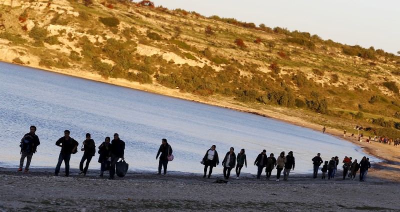© Reuters. أول مجموعة من اللاجئين السوريين تصل إلى ألمانيا بموجب اتفاق مع تركيا