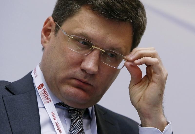 © Reuters. Russian Energy Minister Novak attends a session of the Gaidar Forum 2016 in Moscow