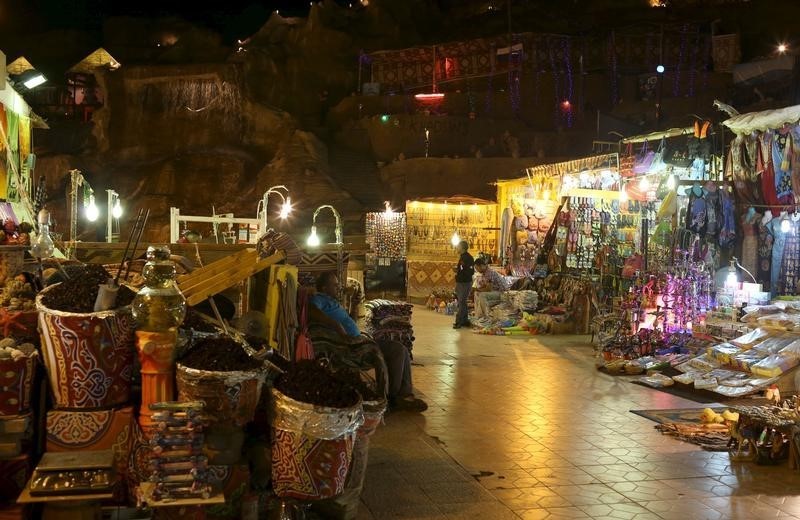 © Reuters. بيانات: انخفاض حاد في عدد السياح الوافدين لمصر في فبراير على أساس سنوي